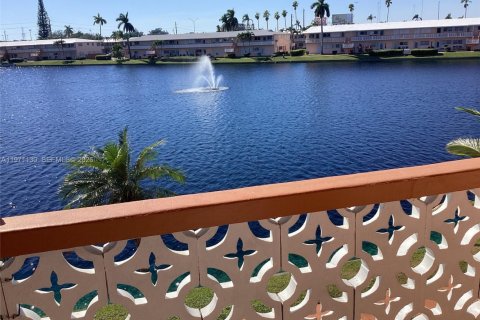 Condominio en venta en Hallandale Beach, Florida, 1 dormitorio, 58.06 m2 № 2032480 - foto 25