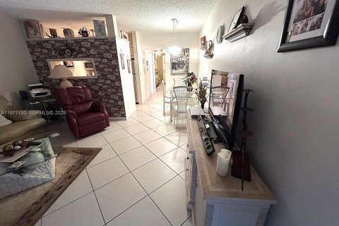 Condominio en venta en Hallandale Beach, Florida, 1 dormitorio, 58.06 m2 № 2032480 - foto 2