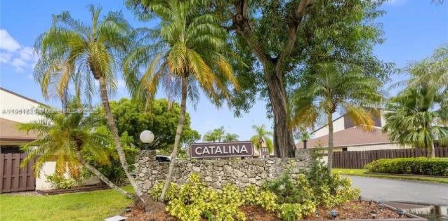 Adosado en Miami, Florida 3 dormitorios, 130.43 m2 № 1962089