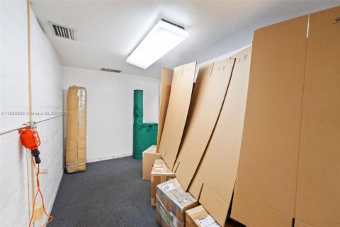 Propiedad comercial en venta en Miami, Florida № 1943613 - foto 10