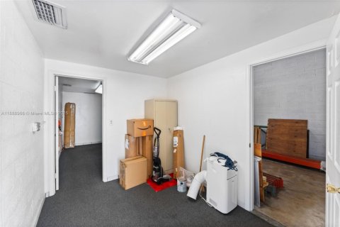 Propiedad comercial en venta en Miami, Florida № 1943613 - foto 7
