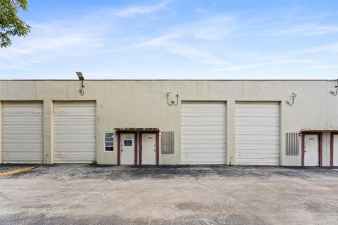 Propiedad comercial en venta en Miami, Florida № 1943613 - foto 4