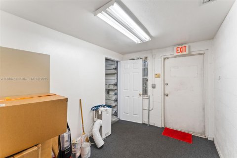 Propiedad comercial en venta en Miami, Florida № 1943613 - foto 9