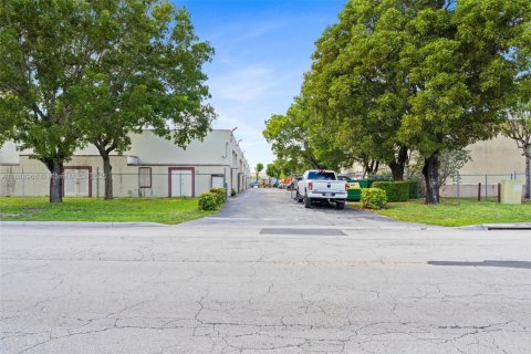 Propiedad comercial en venta en Miami, Florida № 1943613 - foto 2