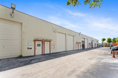 Propiedad comercial en venta en Miami, Florida № 1943613 - foto 1