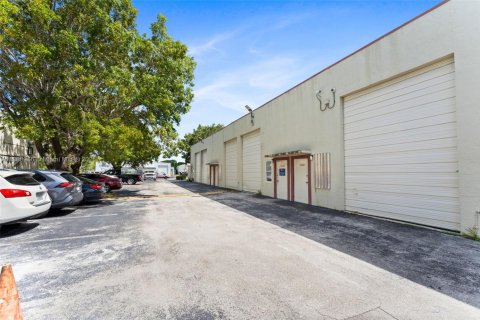 Propiedad comercial en venta en Miami, Florida № 1943613 - foto 3