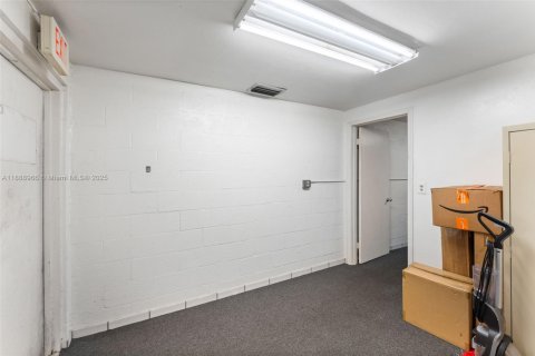 Propiedad comercial en venta en Miami, Florida № 1943613 - foto 8