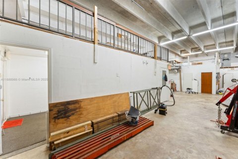 Propiedad comercial en venta en Miami, Florida № 1943613 - foto 13