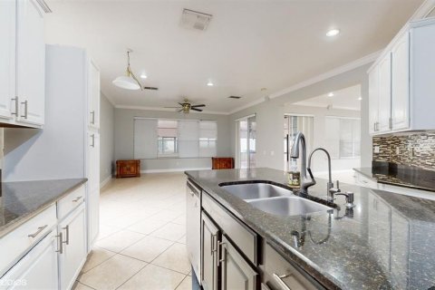 House in Casselberry, Florida 4 bedrooms, 257.62 sq.m. № 1391388 - photo 16
