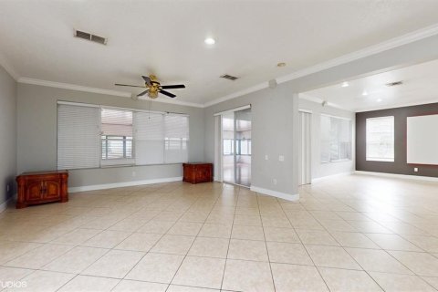 House in Casselberry, Florida 4 bedrooms, 257.62 sq.m. № 1391388 - photo 18