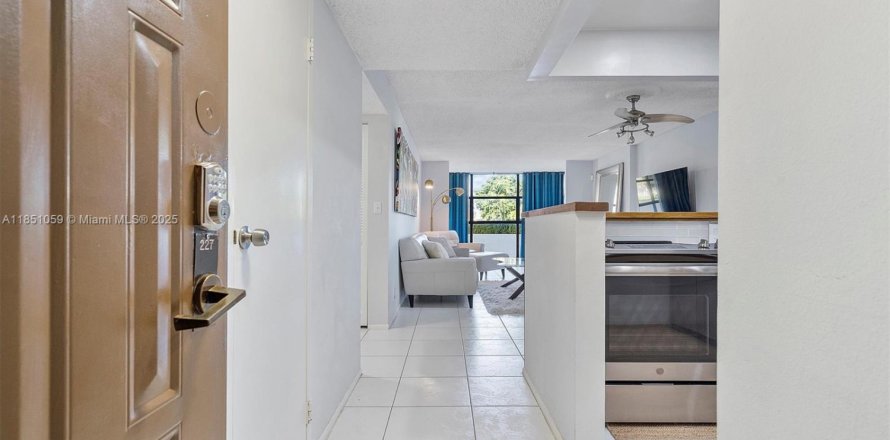 Condominio en Hallandale Beach, Florida, 1 dormitorio  № 1855275