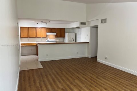 Copropriété à louer à Tamarac, Floride: 2 chambres, 87.24 m2 № 1970692 - photo 2