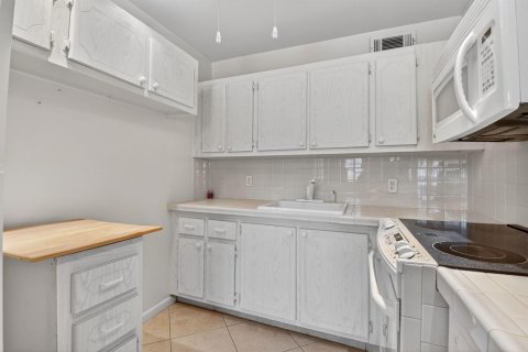 Condo in West Palm Beach, Florida, 2 bedrooms  № 2181028 - photo 7