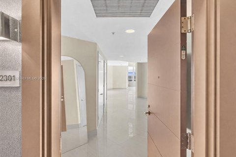 Copropriété à louer à North Miami Beach, Floride: 2 chambres, 185.71 m2 № 2043031 - photo 3