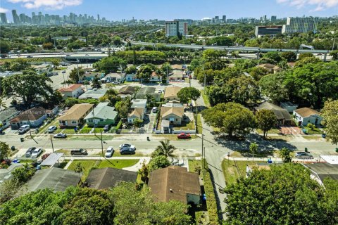House in Miami, Florida 3 bedrooms, 128.86 sq.m. № 1707307 - photo 20