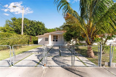 House in Miami, Florida 3 bedrooms, 128.86 sq.m. № 1707307 - photo 6