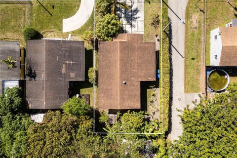 House in Miami, Florida 3 bedrooms, 128.86 sq.m. № 1707307 - photo 4