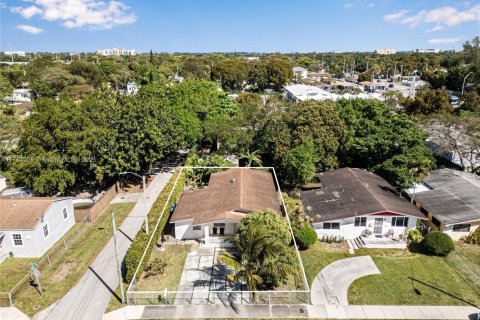 House in Miami, Florida 3 bedrooms, 128.86 sq.m. № 1707307 - photo 2
