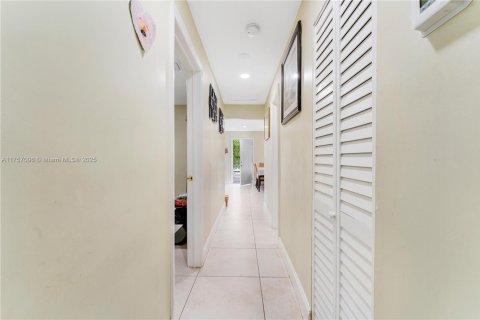House in Miami, Florida 3 bedrooms, 128.86 sq.m. № 1707307 - photo 11