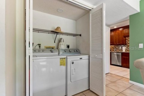 Condo in Seminole, Florida, 2 bedrooms № 2310246 - photo 17