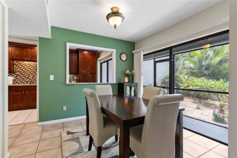 Condo in Seminole, Florida, 2 bedrooms № 2310246 - photo 11