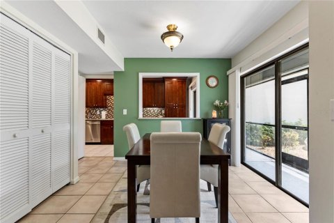 Condo in Seminole, Florida, 2 bedrooms № 2310246 - photo 10
