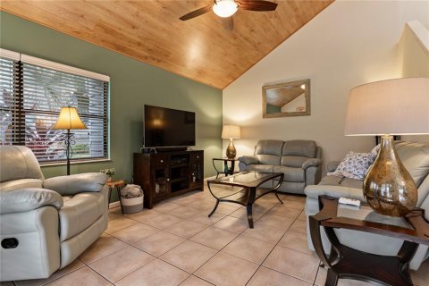 Condo in Seminole, Florida, 2 bedrooms № 2310246 - photo 8