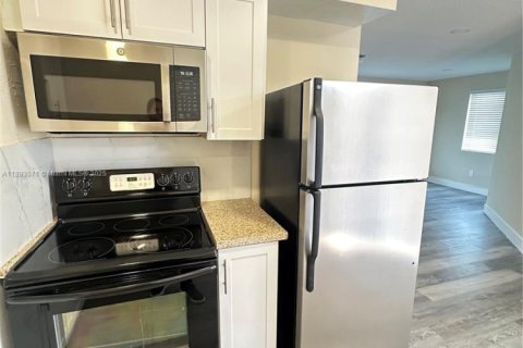 Casa en alquiler en Miami, Florida, 2 dormitorios, 149.57 m2 № 2019321 - foto 4