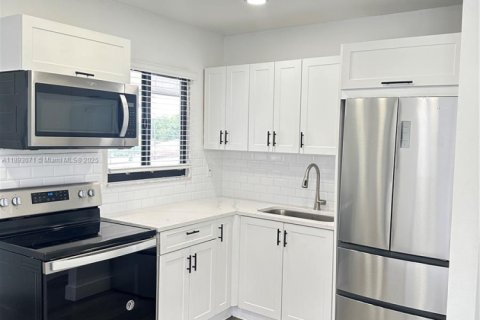 Casa en alquiler en Miami, Florida, 2 dormitorios, 149.57 m2 № 2019321 - foto 14