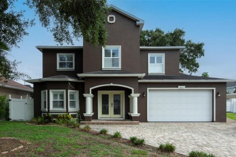 House in Tampa, Florida 4 bedrooms, 239.13 sq.m. № 2277052