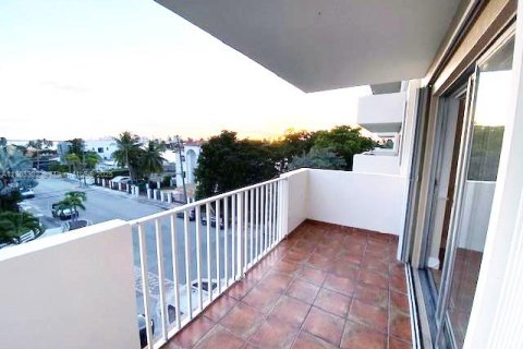 Condominio en venta en North Bay Village, Florida, 1 dormitorio, 75.9 m2 № 1862353 - foto 4