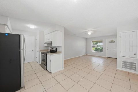 House in Oviedo, Florida 4 bedrooms, 117.71 sq.m. № 2094237 - photo 5