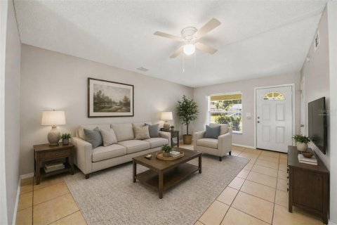 House in Oviedo, Florida 4 bedrooms, 117.71 sq.m. № 2094237 - photo 4
