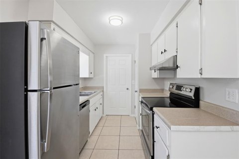 House in Oviedo, Florida 4 bedrooms, 117.71 sq.m. № 2094237 - photo 7