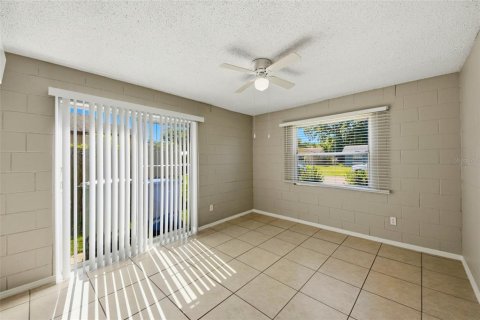 House in Oviedo, Florida 4 bedrooms, 117.71 sq.m. № 2094237 - photo 8