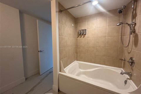 Снять в аренду кондоминиум в Авентура, Флорида 1 спальня, 79.9м2, № 1990371 - фото 9