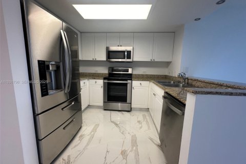 Снять в аренду кондоминиум в Авентура, Флорида 1 спальня, 79.9м2, № 1990371 - фото 1