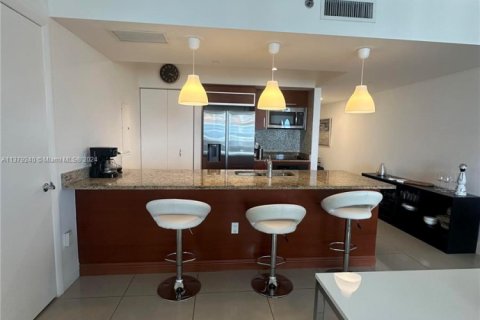 Condo in Hallandale Beach, Florida, 2 bedrooms  № 2015323 - photo 13