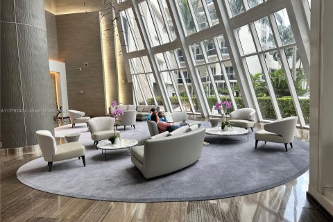 Condo in Hallandale Beach, Florida, 2 bedrooms  № 2015323 - photo 17