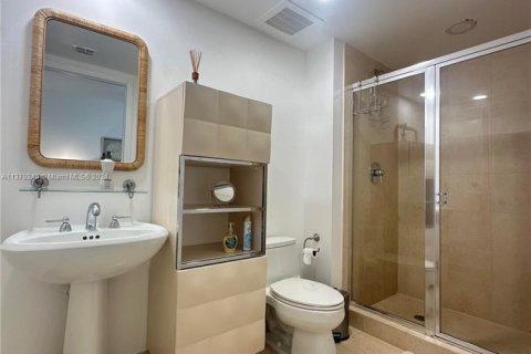 Condo in Hallandale Beach, Florida, 2 bedrooms  № 2015323 - photo 10