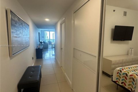 Condo in Hallandale Beach, Florida, 2 bedrooms  № 2015323 - photo 8