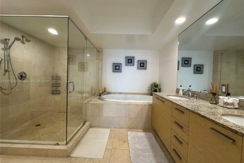 Condo in Hallandale Beach, Florida, 2 bedrooms  № 2015323 - photo 15