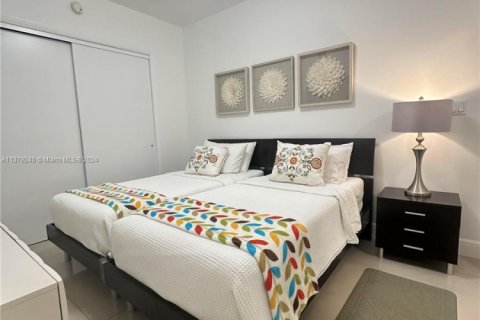 Condo in Hallandale Beach, Florida, 2 bedrooms  № 2015323 - photo 11