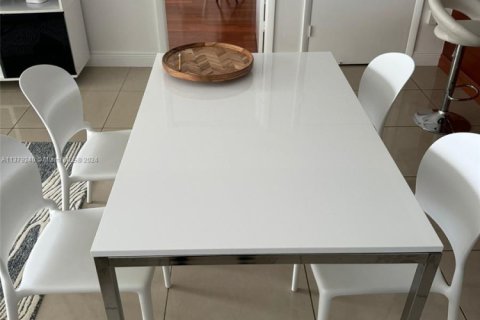 Condo in Hallandale Beach, Florida, 2 bedrooms  № 2015323 - photo 12