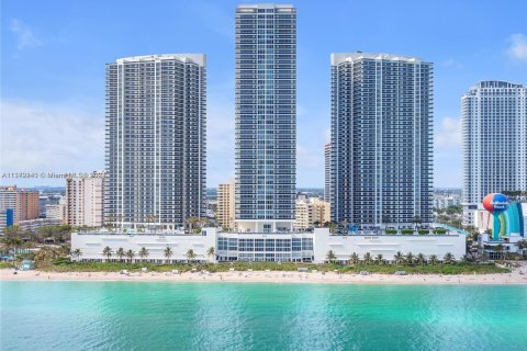 Condo in Hallandale Beach, Florida, 2 bedrooms  № 2015323 - photo 3