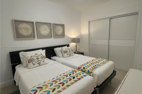 Condo in Hallandale Beach, Florida, 2 bedrooms  № 2015323 - photo 9