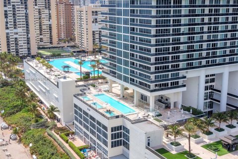 Condo in Hallandale Beach, Florida, 2 bedrooms  № 2015323 - photo 2