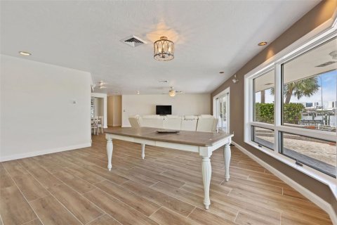 Купить виллу или дом в Клируотер, Флорида 6 комнат, 419.83м2, № 2350070 - фото 28