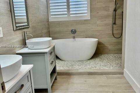 House in Miami, Florida 7 bedrooms, 481.42 sq.m. № 1925381 - photo 19