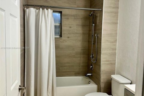 House in Miami, Florida 7 bedrooms, 481.42 sq.m. № 1925381 - photo 24